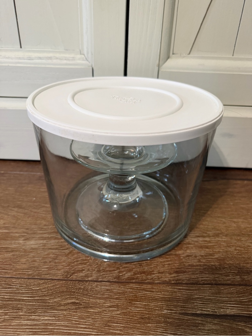 Excellent Pampered Chef Clear Glass Pedestal Trifle Bowl with White Lid - Picture 2 of 6